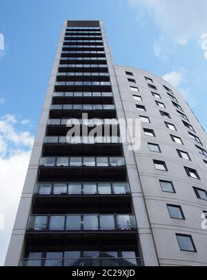 clarence House ist ein 218 Fuß hohes modernes Apartment- und Einzelhandelsgebäude in der leeds Dock Gegend vor einem blauen bewölkten Himmel Stockfoto