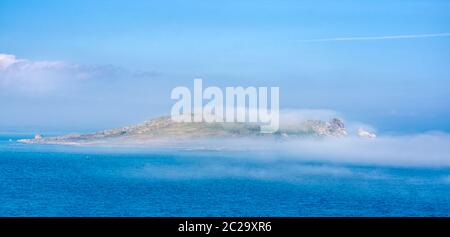 Niedrig liegenden Nebel oder Dunst nähert und die Irelands Auge Insel, ungewöhnliches Phänomen, Panoramablick von Howth, Dublin, Irland Stockfoto