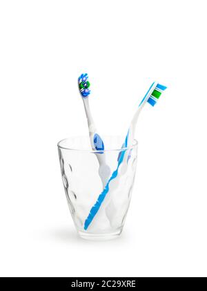 Zahnbürsten in Glas auf weißem Hintergrund. Mit Freistellungspfad Stockfoto