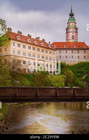 Brücke über die Moldau in Cesky Krumlov, Tschechische Republik Stockfoto