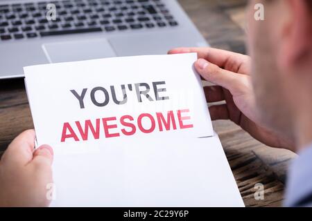 Mann Öffnen weißen Umschlag mit Sind Sie Super Text Stockfoto