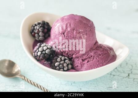 Schüssel mit Black lavendel Eis Stockfoto
