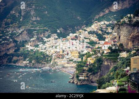 Blick auf Positano Dorf entlang der Amalfiküste in Italien Stockfoto