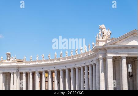 Dorische Säulengänge, vier Säulen tief in St. Peter's Square, Vatikan Stockfoto