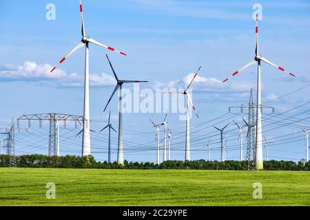 Windkraftanlagen und Überlandleitungen in Deutschland gesehen Stockfoto