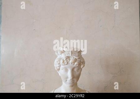 Eine schöne weiße Marmorskulptur Büste. Im Rundāle-Palast in Pilsrundāle, Lettland. Stockfoto