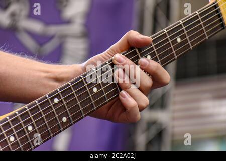 Finger spielen elektrische Gitarre Stockfoto