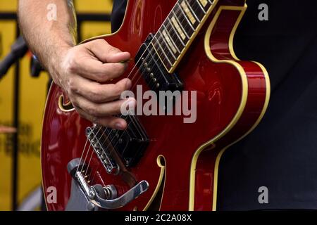 Hand spielen elektrische Gitarre Stockfoto