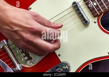 Hand und Finger spielen elektrische Gitarre Stockfoto