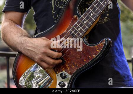 Hände spielen elektrische Bass Stockfoto