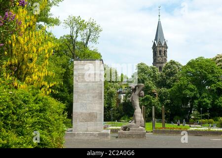 Deutschland, Nordrhein-Westfalen, Wuppertal-Elberfeld, Deweerthscher Garten, Mahnmal für die Opfer des Nationalsozialismus, dahinter die Sophienkirche Stockfoto