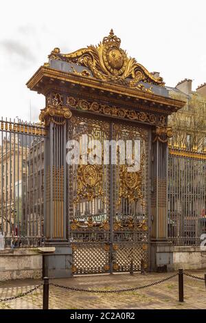 Paris, Frankreich - 1. April 2017: Goldenes Tor des Gerichtsgebäudes, Palais de Justice in französischer Sprache in Paris Frankreich Stockfoto