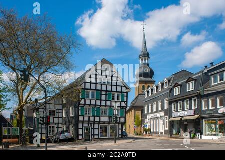Deutschland, Nordrhein-Westfalen, Wuppertal-Cronenberg, Cronenberg Mitte mit dem Haus 'Krings-Eck', einem der ältesten noch erhaltenden Häuser aus dem Stockfoto