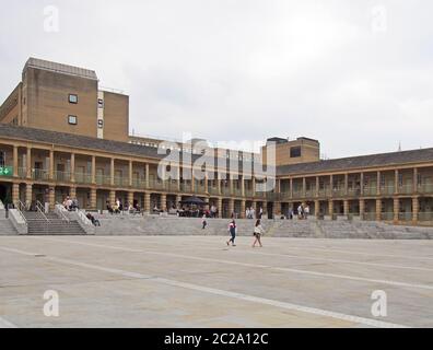 Menschen gingen und saßen auf den Stufen der Stuck Hall in halifax West yorkshire Stockfoto