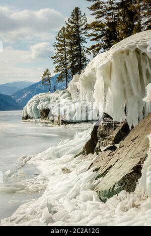 Ansicht der schönen Zeichnungen auf dem Eis von den Rissen auf der Oberfläche des Sees Teletskoje im Winter, Russland Stockfoto