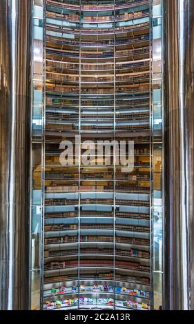 Jakarta, Indonesien - 19. Februar 2019: Das Innere der Nationalbibliothek der Republik Indonesien, mit vielen Büchern. Stockfoto