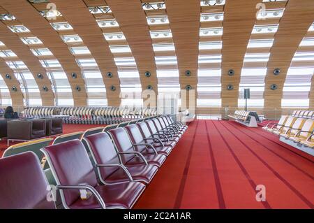 Paris, Frankreich - 1. April 2017: Nicht identifizierte Personen in der Abflughalle im Terminal des Flughafens Roissy Charles de Gaulle Internat Stockfoto