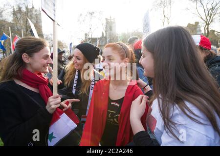 Pro Bashar al-Assad der Präsident von Syrien Anhänger bei einem Stop the war Coalition Protest gegen die militärische Aktion am vergangenen Freitag (14. April 2018) Stockfoto