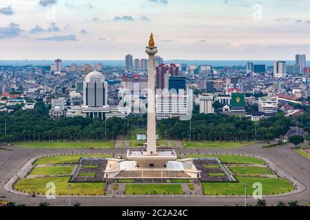 Jakarta, Indonesien - 19. Februar 2019: Luftaufnahme des Tugu Monas (Monumen Nasional) oder Nationaldenkmals. Die Bucht von Jakarta ist im hinteren Teil sichtbar Stockfoto