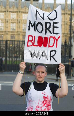 Ein Stop the war Coalition Protest gegen die militärische Aktion Großbritanniens gegen Syrien am vergangenen Freitag (14. April 2018) nach einem angeblichen chemischen Anschlag Stockfoto