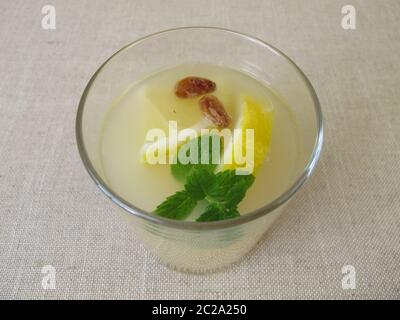 Kvass, ein Glas hausgemachtes Brotbier mit Zitrone, Minze und Rosinen Stockfoto