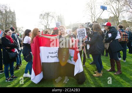 Pro Bashar al-Assad der Präsident von Syrien Anhänger bei einem Stop the war Coalition Protest gegen die militärische Aktion am vergangenen Freitag (14. April 2018) Stockfoto