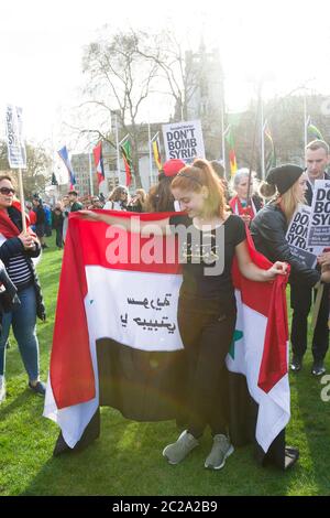 Pro Bashar al-Assad der Präsident von Syrien Anhänger bei einem Stop the war Coalition Protest gegen die militärische Aktion am vergangenen Freitag (14. April 2018) Stockfoto