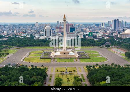 Jakarta, Indonesien - 19. Februar 2019: Luftaufnahme des Tugu Monas (Monumen Nasional) oder Nationaldenkmals. Die Bucht von Jakarta ist im hinteren Teil sichtbar Stockfoto