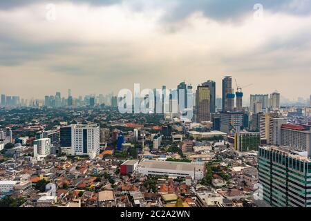 Jakarta, Indonesien - 19. Feb 2019: Aus der Luft oder aus der Vogelperspektive des Jakarta Central Business District (Sudirman und Kuningan). Reiche und arme Ungleichheit. Ta Stockfoto