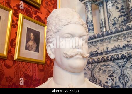 Eine schöne weiße Marmorskulptur Büste, vielleicht von einem ehemaligen Herzog. Im Rundāle-Palast in Pilsrundāle, Lettland. Stockfoto