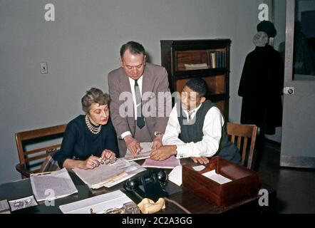 Büroarbeit wie in den 1960er Jahren – hier im Rikers Island Gefängniskomplex, East River, New York, USA 1963. Drei Personen sind an diesem Arbeitsplatz. Stockfoto