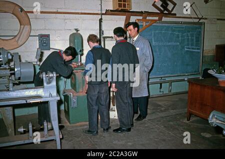 Rehabilitation von Häftlingen mit neuen Fähigkeiten im Rikers Island Gefängniskomplex, East River, New York, USA 1963. Die Gefangenen werden Holzbearbeitungsverfahren mit Praxis an einer Bandsäge gelehrt. Stockfoto