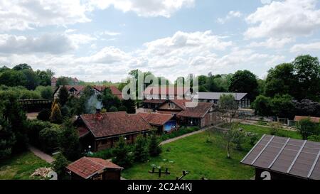 Luftaufnahme vom Hubschrauber eines kleinen Dorfes. Blick von oben. Stockfoto