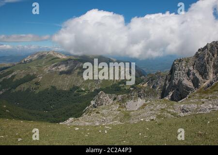 Fantastische Aussicht auf den Gipfel des Monte Terminillo während eines Frühlingstages in Latium, Italien Stock Photo ID: 371703160 Stockfoto