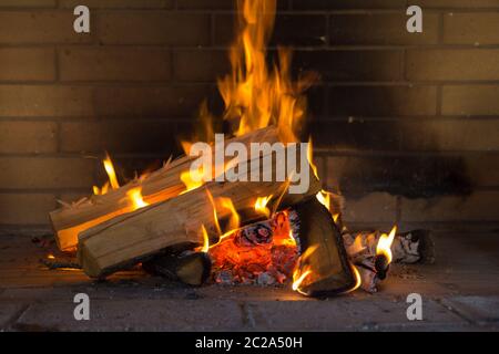 Nahaufnahme von brennenden Holz in den Kamin. Stockfoto