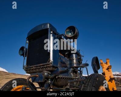 Den Kühler und die Lichter von einen alten blauen Oldtimer Traktor Stockfoto