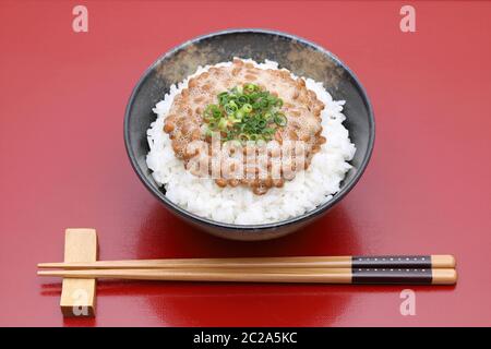 Japanisches Essen, gekochten Reis mit Natto Stockfoto