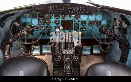 Istanbul, Türkei, 23. März 2019: Cockpit von Douglas DC-3 im Rahmi M. Koc Museum am 11. Februar 2012 Istanbul, Türkei. Über 16,0 Stockfoto