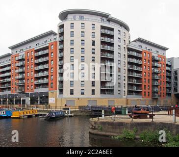 Moderne Apartmentgebäude und Boote in der Nähe der Schuttore um leeds Dock Stockfoto