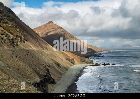 Krossnesfjall auf der Ostseite Islands vor dem Ozean Stockfoto