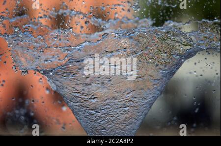 Wasser fließt aus einem Brunnen. Kaunas Litauen Stockfoto