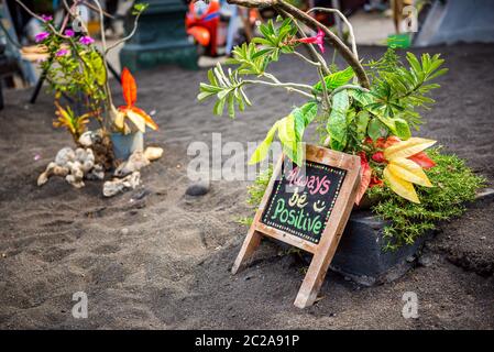 Immer positiv sein. Motivierendes Zitat. Innovation und Kreativität Konzept auf einem hölzernen Schild geschrieben Stockfoto