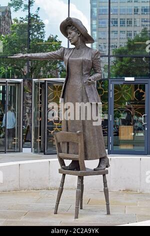 Statue von Emmeline Pankhurst stand auf einem Stuhl mit Arm ausgestreckt in St. Peters Square Manchester UK Stockfoto