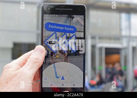 Google Maps AI auf Pixel 2 in Richtungen Modus. App zeigt Geschäfte und Pfeile mit Fahrtrichtung an. Der nächste Schritt ist in Richtung Exchange Square. Stockfoto