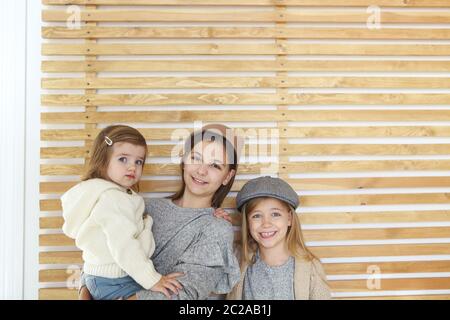 Mode niedlichen kleinen Mädchen Schwestern glücklich zusammen Stockfoto