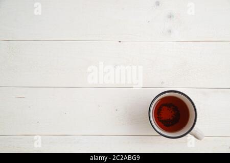 Brownie Kuchen auf einem Bambus tablett mit cuo von Tee auf einem weißen Holz- Hintergrund mit Platz für textt. top View Stockfoto