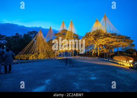 Erleuchten Sie nachts im Kenrokuen Garden in Kanazawa, Japan Stockfoto