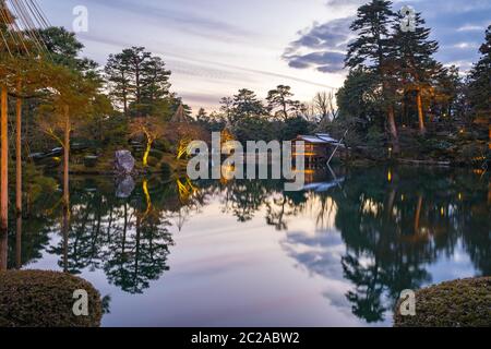 Winterbeleuchtung im Kenrokuen Garden in Kanazawa, Japan Stockfoto