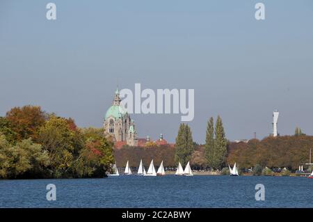 Herbst in Hannover am Maschsee mit neuem Rathaus Stockfoto