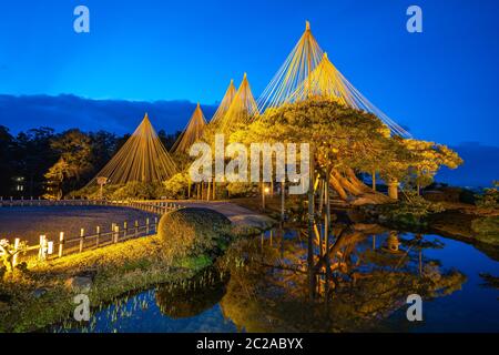 Erleuchten Sie nachts im Kenrokuen Garden in Kanazawa, Japan Stockfoto